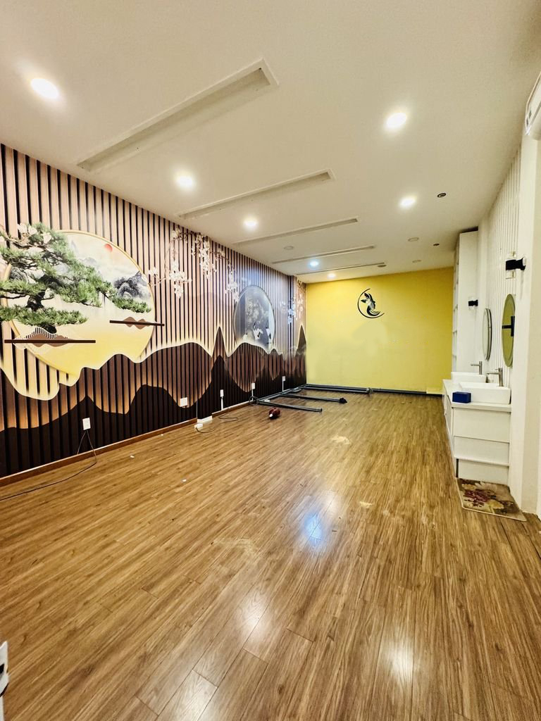 Cho thuê nguyên căn mặt tiền đường Nguyễn Đình Chiểu, P5, Q3 (gần chợ Vườn Chuối). 